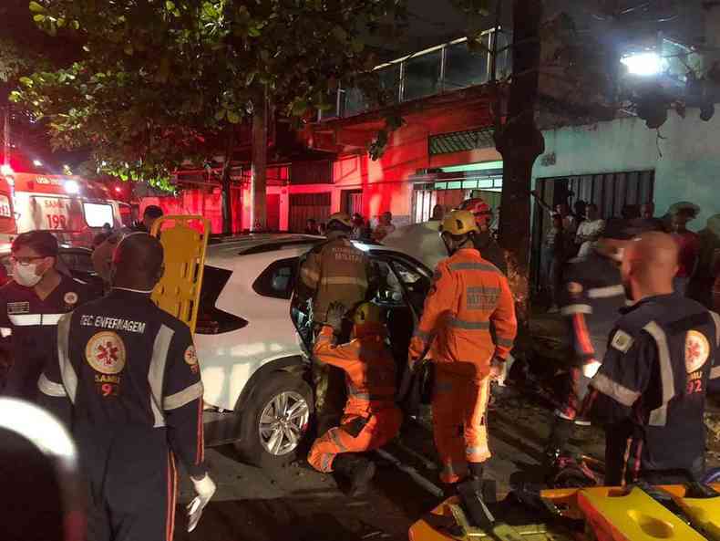 Bombeiros e socorristas do Samu atendem a acidente na Avenida Tereza Cristina betnia presos as ferragens