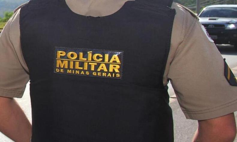 Policial militar de costas
