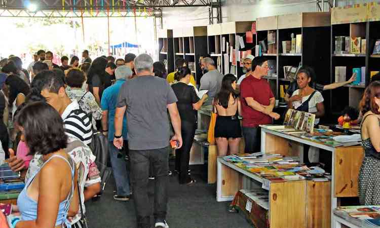 pessoas observam livros  venda no FLI
