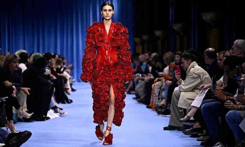 Vestido de rosas vermelhas criado por Olivier Rousteing se destacou na coleo Balmain