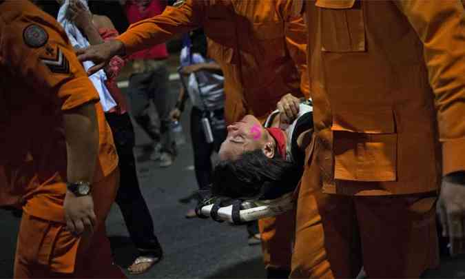 Mulher  socorrida pelos Bombeiros aps confuso entre manifestantes petistas e PM(foto: AFP / ANDRESSA ANHOLETE )