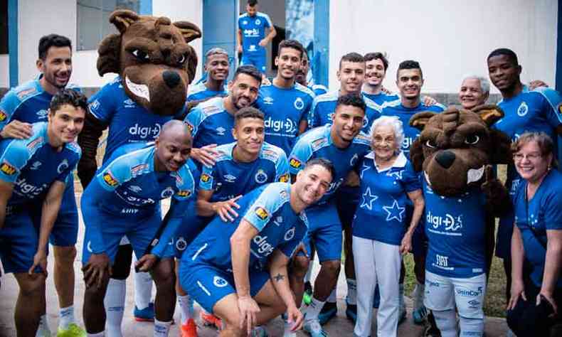 Os jogadores do Cruzeiro reverenciaram V Miracy, torcedora ilustre do time estrelado, pelos 100 anos de vida(foto: Bruno Haddad/Cruzeiro)