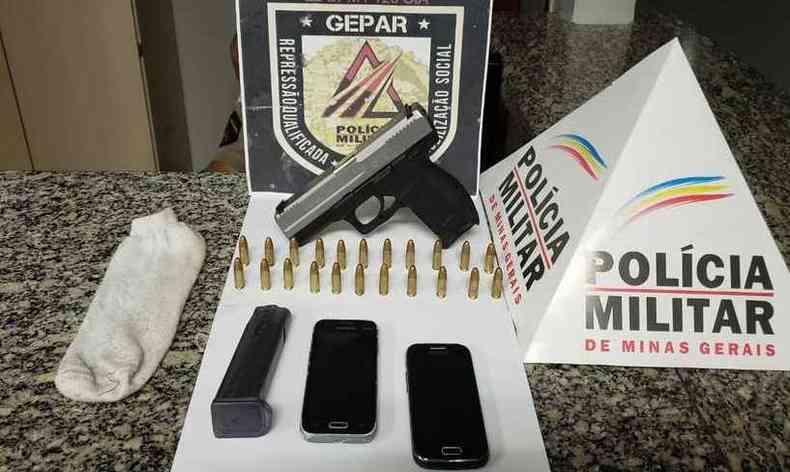 Arma e munies foram apreendidas na operao policial(foto: PMMG/Divulgao)