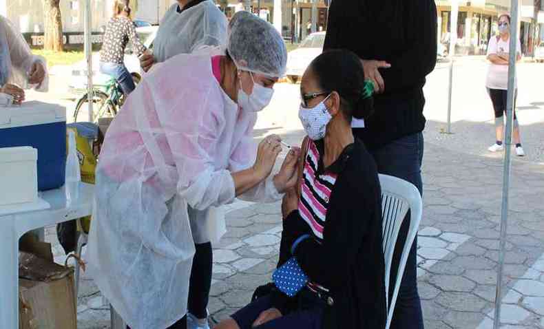 A vacinao e as aes de combate  COVID-19 seguem sendo feitas em Ipanema, que j imunizou 2.605 pessoas, segundo dados da prefeitura(foto: Divulgao PMI)