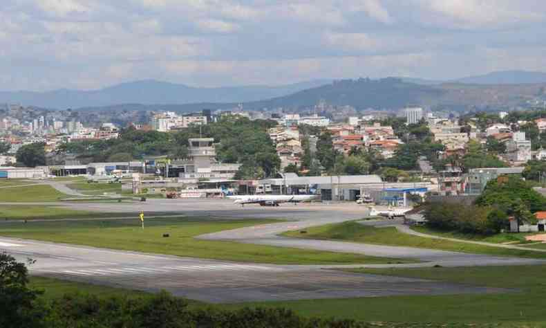 Pista do aeroporto, fundado em 3 de maro de 1933 e que perdeu espao a partir dos anos 2000