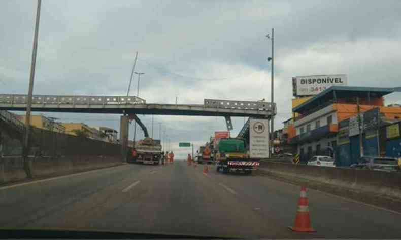 Interdio na altura da passarela nesta sexta-feira(foto: PRF/Divulgao)