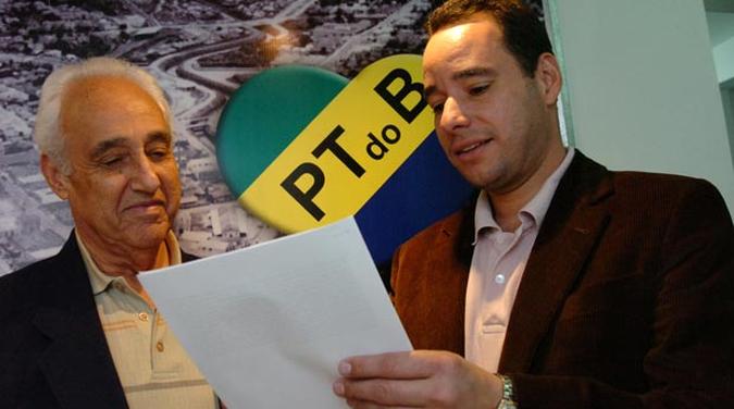 Ao lado do pai, Tibelindo, em foto de 2006, Luiz também é conhecido pela generosidade nas doações a várias legendas(foto: Paulo Filgueiras/Estado de Minas / DA Press) Ao lado do pai, Tibelindo, em foto de 2006, Luiz também é conhecido pela generosidade nas doações a várias legendas(foto: Paulo Filgueiras/Estado de Minas / DA Press)