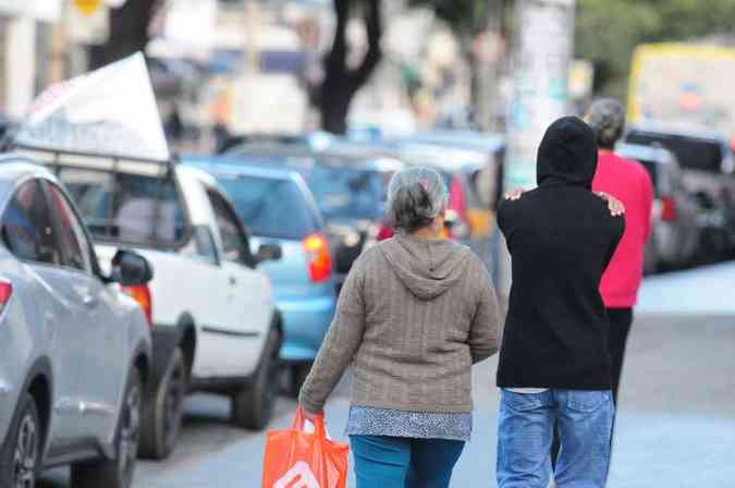 Moradores esto recorrendo aos agasalhos, gorros e cachecis para enfrentar o frio(foto: Gladyston Rodrigues/EM/D.A Press)