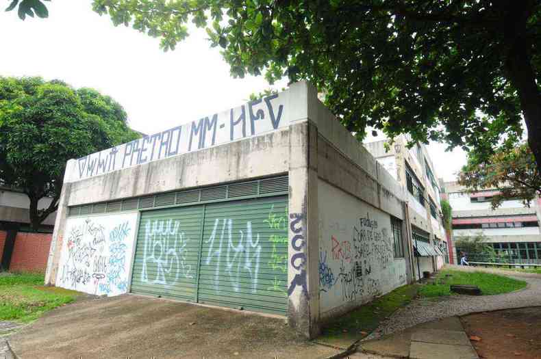 Pichaes em paredes de faculdades na UFMG so criticadas por estudantes e funcionrios da instituio(foto: Euler Junior/EM/D.A Press)