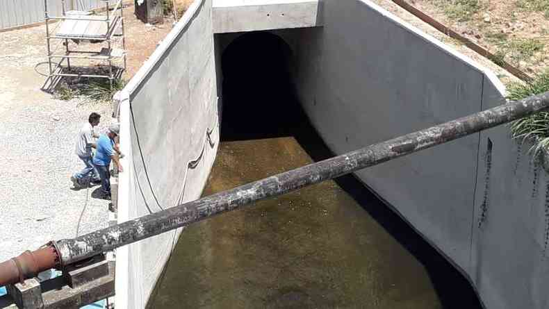 Sada do vertedouro, na parte de baixo da barragem(foto: Jair Amaral/EM/D.A Press)