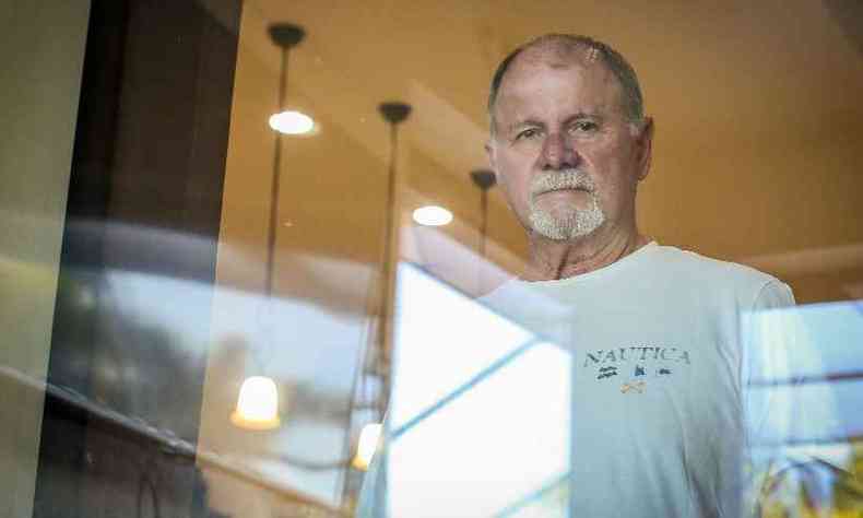Michael Barker, 69 anos, funcionrio aposentado do Servio de Resgate de Boca Raton, na Flrida, nos EUA, posa na sala de estar de casa enquanto sofre do novo coronavrus(foto: Zak BENNETT / AFP)