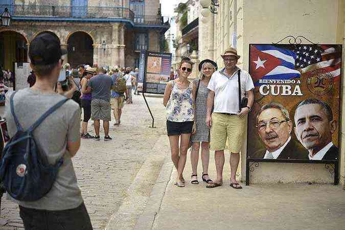 O presidente que terminou com mais de meio sculo de inimizade com Cuba  incrivelmente popular na ilha e sua imagem j  usada como m para o turismo(foto: YURI CORTEZ / AFP PHOTO )