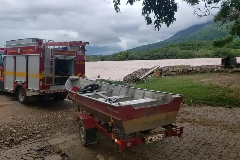 Imagem mostra barco usado nas buscas por jovem desaparecido no rio Doce
