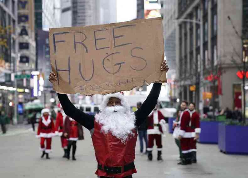 Papai Noel oferece abraços gratuitos em Nova York