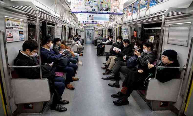 Passageiros do metr em Tquio usam mscaras de preveno contra coronavrus embora lotem o vago(foto: STR / JIJI PRESS / AFP)