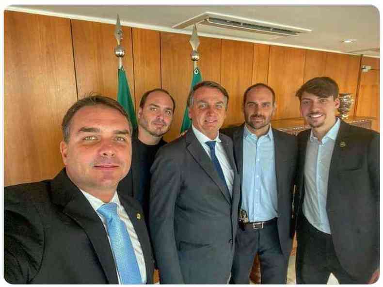 Presidente Bolsonaro posa para selfie com os filhos Flvio, Carlos, Eduardo e Jair Renan