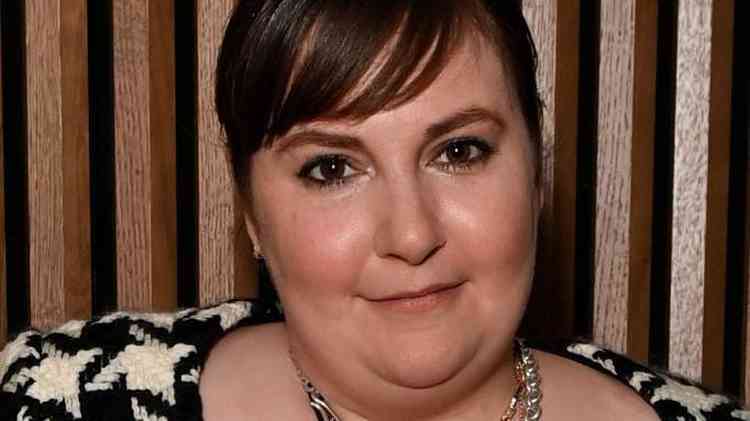 Lena Dunham posando para foto em evento