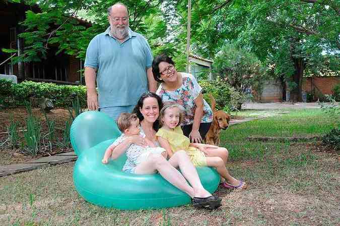 H 40 anos, Cristiano Gontijo e a mulher, Maria Helena, vo com a prole para Iriri. Desta vez, a filha Maria Ceclia levou Theo para conhecer a praia, ao lado da irm Maria Carolina(foto: Beto Novaes/EM/D.A Press)