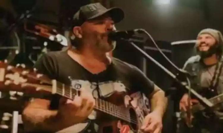 Mingau, baixista da banda Ultraje a Rigor