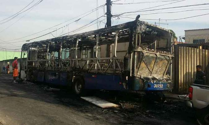 Ônibus foi incendiado no final da linha no Bairro Maria Goretti, Região Nordeste de BH(foto: Paulo Filgueiras/EM/DA Press) Ônibus foi incendiado no final da linha no Bairro Maria Goretti, Região Nordeste de BH(foto: Paulo Filgueiras/EM/DA Press)