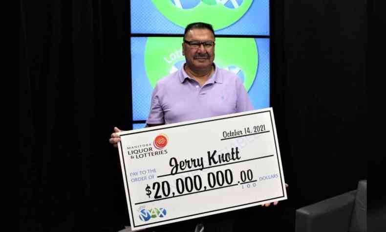 Homem segura cheque com valor ganho em loteria