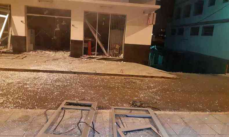 Criminosos fugiram aps destrurem banco e ainda no foram localizados(foto: Reproduo da Internet/WhatsApp)