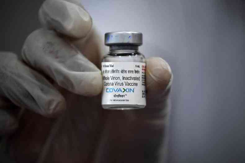 Profissional de sade exibe um frasco da vacina Covaxin contra a covid-19 em Mumbai, em 9 de maio de 2021 (Indranil Mukherjee / AFP)
