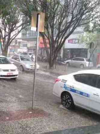 Choveu em Betim, depois de uma tarde quente, com termmetros perto dos 34 graus(foto: Cludio Ligrio/Divulgao)