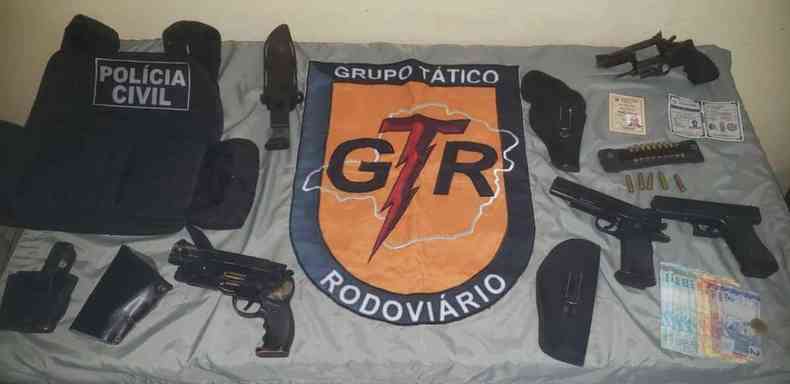 Foram apreendidos um revlver, simulacros de pistola, munio, celulares, veculos e dinheiro (foto: GTR/Divulgao)