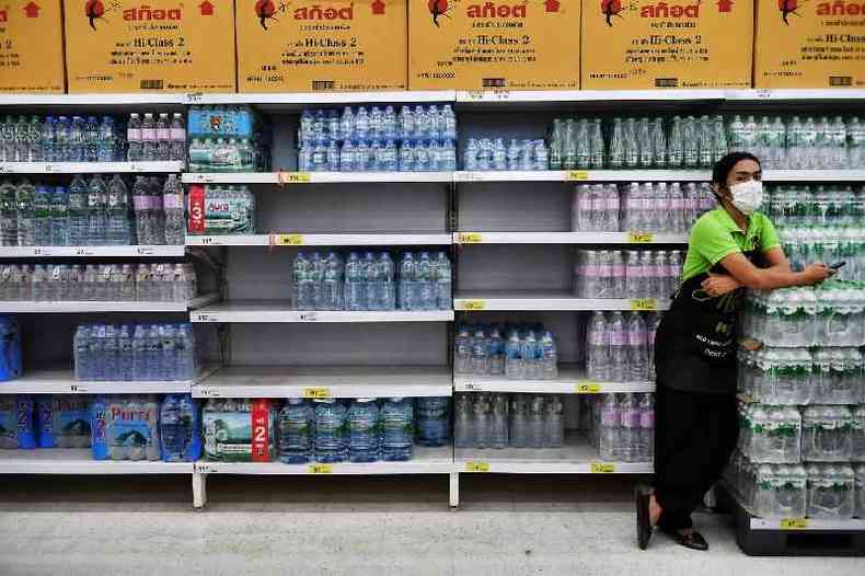 Prateleiras com garrafas d'gua em um supermercado em Bangkok, Tailndia, em 4 de maro de 2020(foto: Lillian Suwanrumpha / AFP)