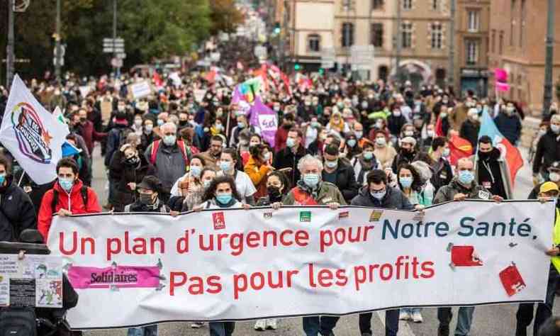 Manifestantes de sindicatos, associaes e foras polticas reivindicaram mais recursos para a sade ontem em Toulouse, no sul da Frana(foto: AFP / Fred SCHEIBER)