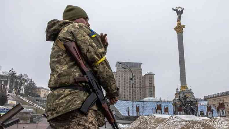 Um militar ucraniano monta guarda na Praa da Independncia em Kiev, 2 de maro de 2022