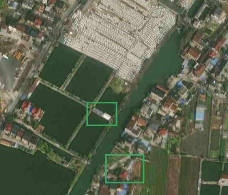 Captura de tela feita em 23 de julho de 2021 da imagem por satlite obtida pelo Zoom.earth da rea do estacionamento, com a regio dos edifcios marcada em verde pela AFP