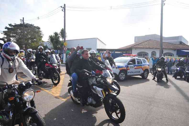 Como sempre faz nas cidades aonde vai, Bolsonaro participou de passeio de moto na cidade mineira