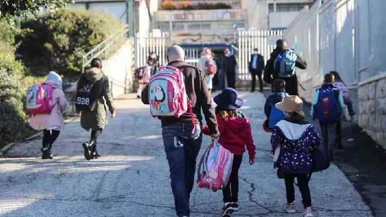 Comportamento de adultos pode influenciar a segurana sanitria dentro de escolas; acima, crianas chegando  escola em Jerusalm, em 21 de fevereiro(foto: EPA)