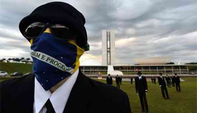 ONG Rio de Paz colocou manequins mascarados, no gramado do Congresso Nacional(foto: Marcello Casal Jr/Agncia Brasil)