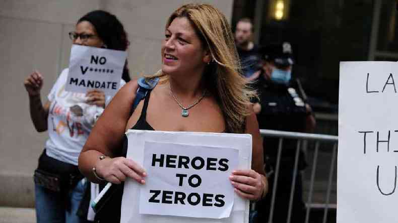 Trabalhadores de sade protestam contra a vacina obrigatria em Nova York