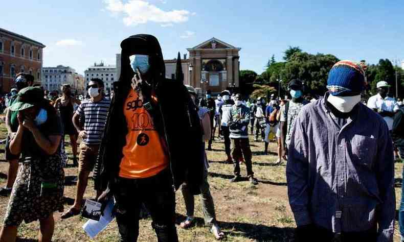 Protesto em Roma devido s ms condies de muitos trabalhadores, a maioria imigrante, em meio  pandemia ocorreu em 5/7/2020(foto: Tiziana FABI / AFP)