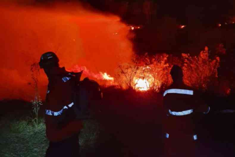 Alta vegetao e falta de aceiros favoreceram a proliferao dos incndios na regio do Bairro Barreirinho, em Arax(foto: Corpo de Bombeiros de Arax / Divulgao)