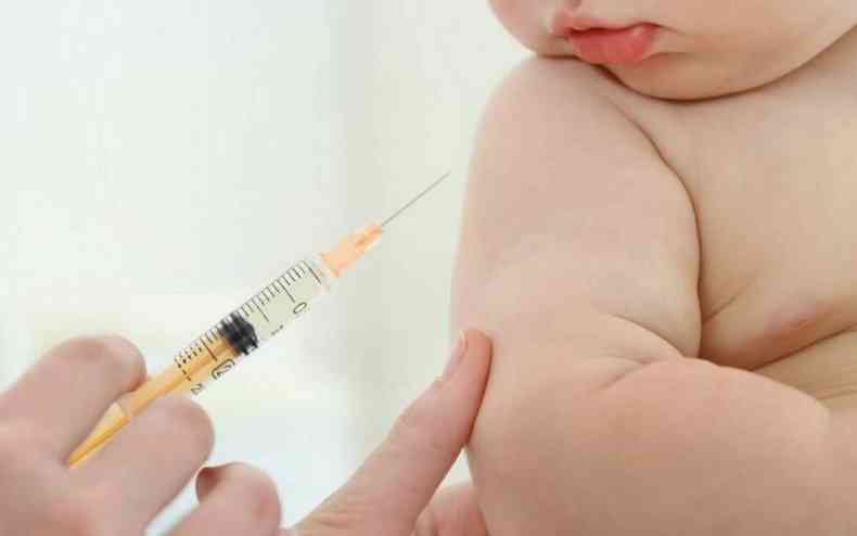 Criana toma vacina 