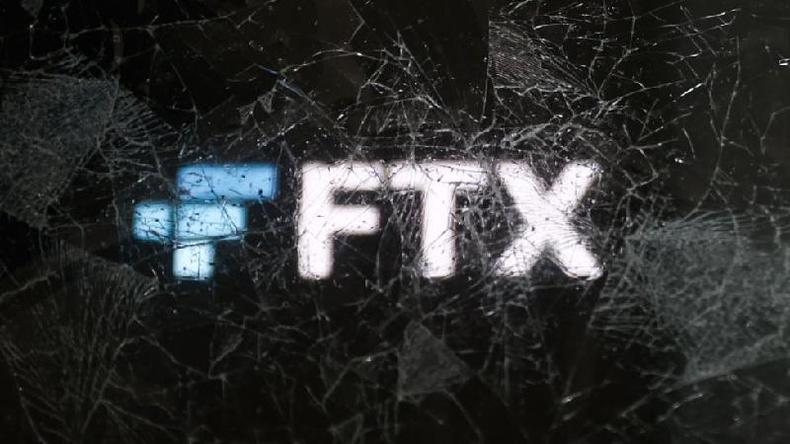 Logo da FTX atrs de um vidro rachado