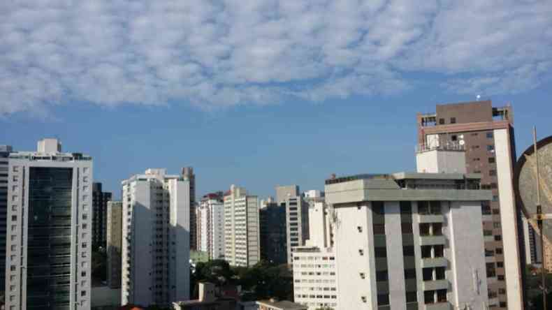 Poucas nuvens e sol forte na manh deste sbado em BH(foto: Paulo Filgueiras/EM/D.A.Press)