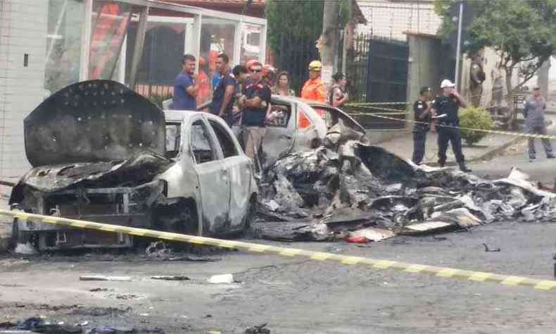  Aeronave caiu sobre carros; ruas esto interditadas no Bairro Caiara(foto: Paulo Filgueiras/EM)