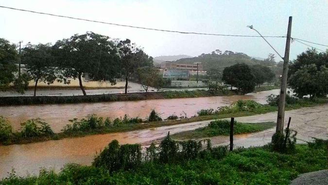 Avenida Luís Boali, no Bairro Ipiranga, ficou completamente alagada(foto: Reprodução Internet/Whatsapp) Avenida Luís Boali, no Bairro Ipiranga, ficou completamente alagada(foto: Reprodução Internet/Whatsapp)