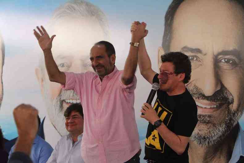 Alexandre Kalil e Reginaldo Lopes com as mos dadas para cima, em gesto de apoio, durante evento que inaugurou comit eleitoral de Alexandre Kalil em Belo Horizonte.
