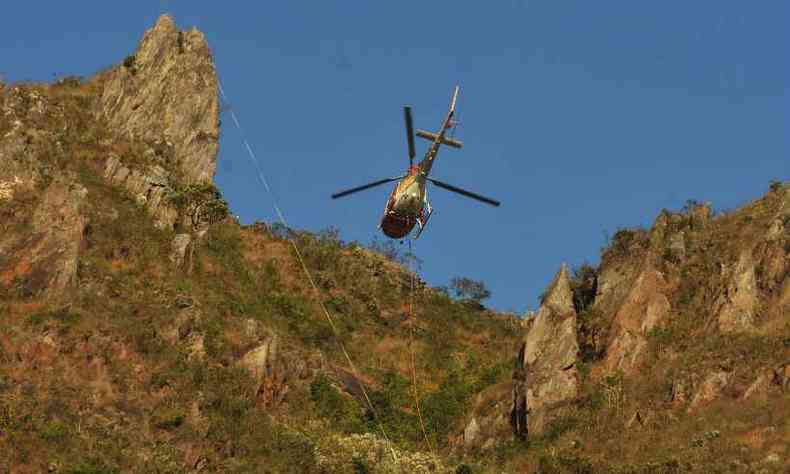 O corpo da vtima foi resgatado por helicptero devido ao local de difcil acesso(foto: Juarez Rodrigues/EM/D.A Press)