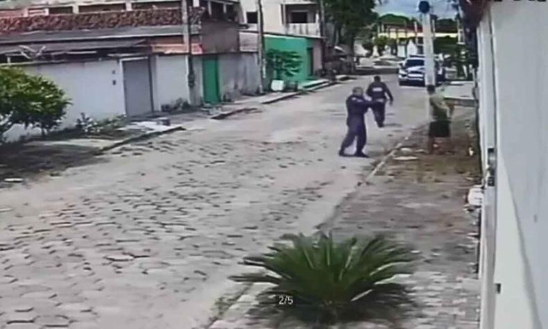 Trs policiais que aparecem nas imagens foram detidos 