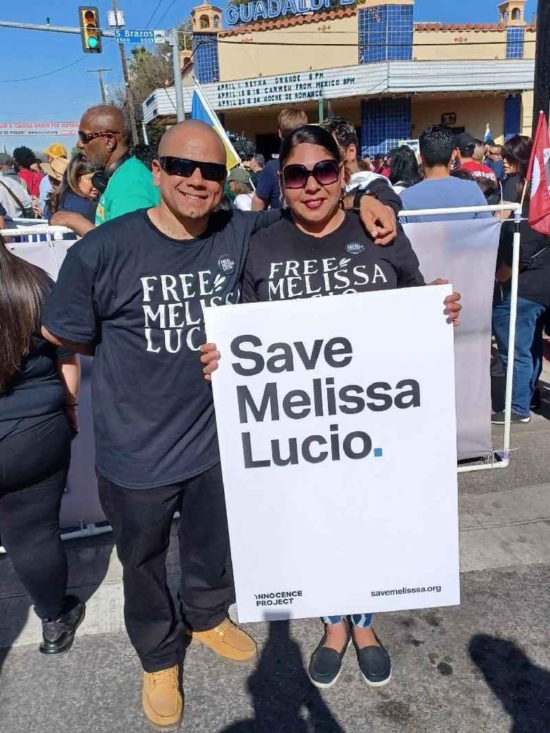 John, filho mais velho de Melissa, tem se dedicado em defender a mãe e tentar evitar sua execução(foto: John Lucio) John Lucio em manifestação em apoio à mãe