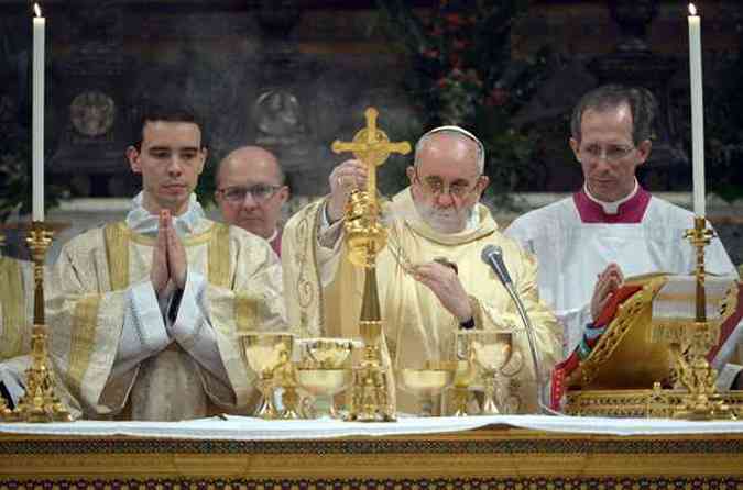 Desde que foi eleito Francisco homenageou Bento XVi em vrias ocasies(foto: OSSERVATORE ROMANO / AFP)