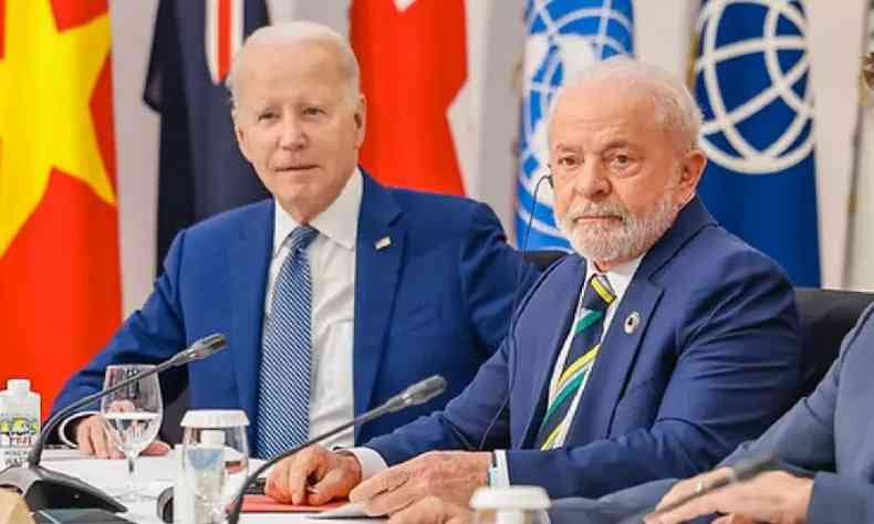 Lula sentado ao lado de Joe Biden